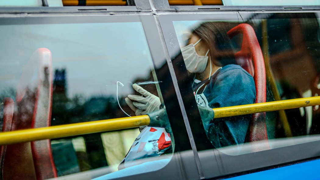 Persona con tapabocas en TransMilenio