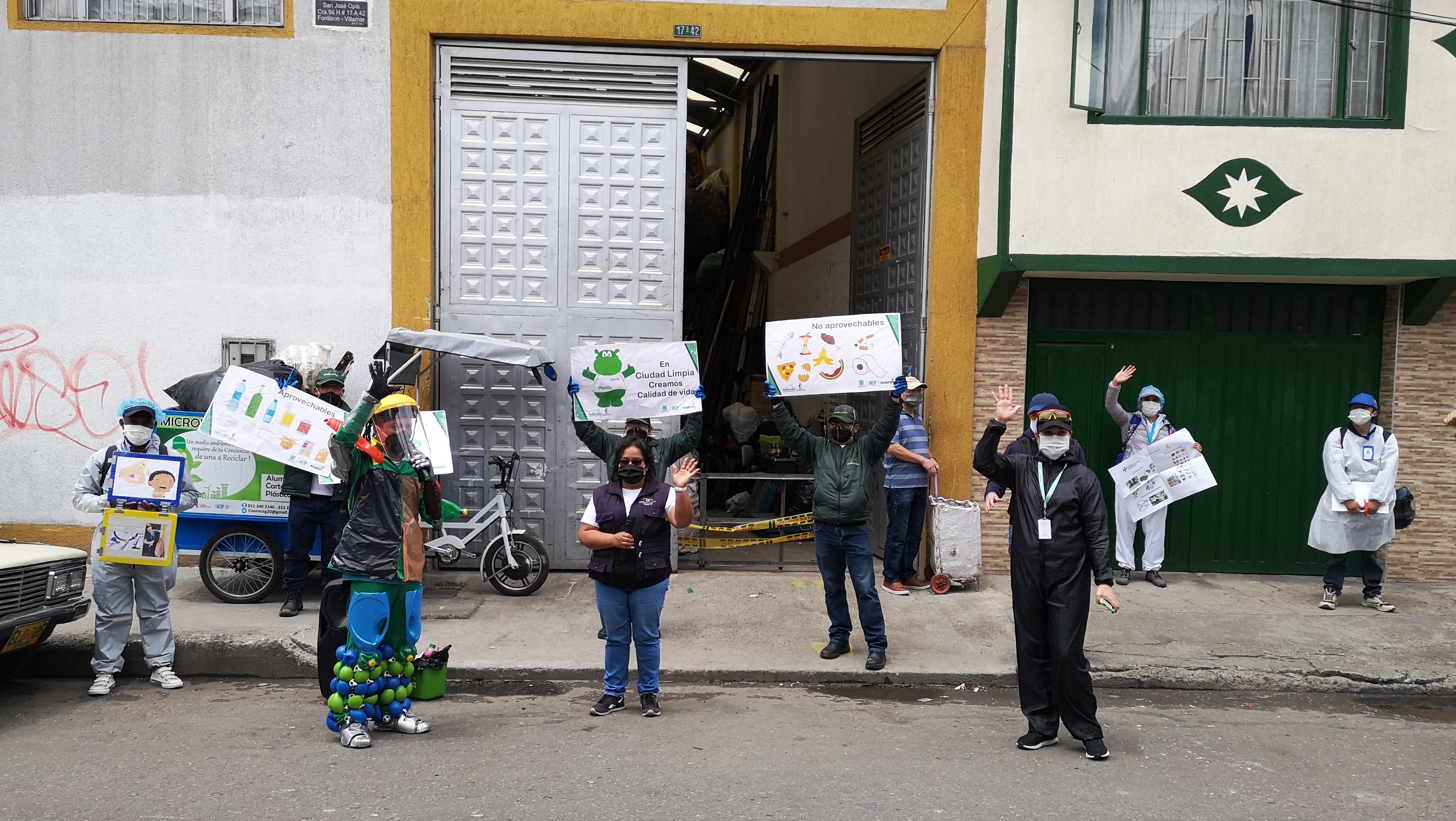La UAESP acompañó la actividad "Reciclador ayuda a reciclador", iniciativa de la organización ARB, en la cual se entregaron kits de bioseguridad para proteger a quienes prestan el servicio de aprovechamiento en la ciudad.