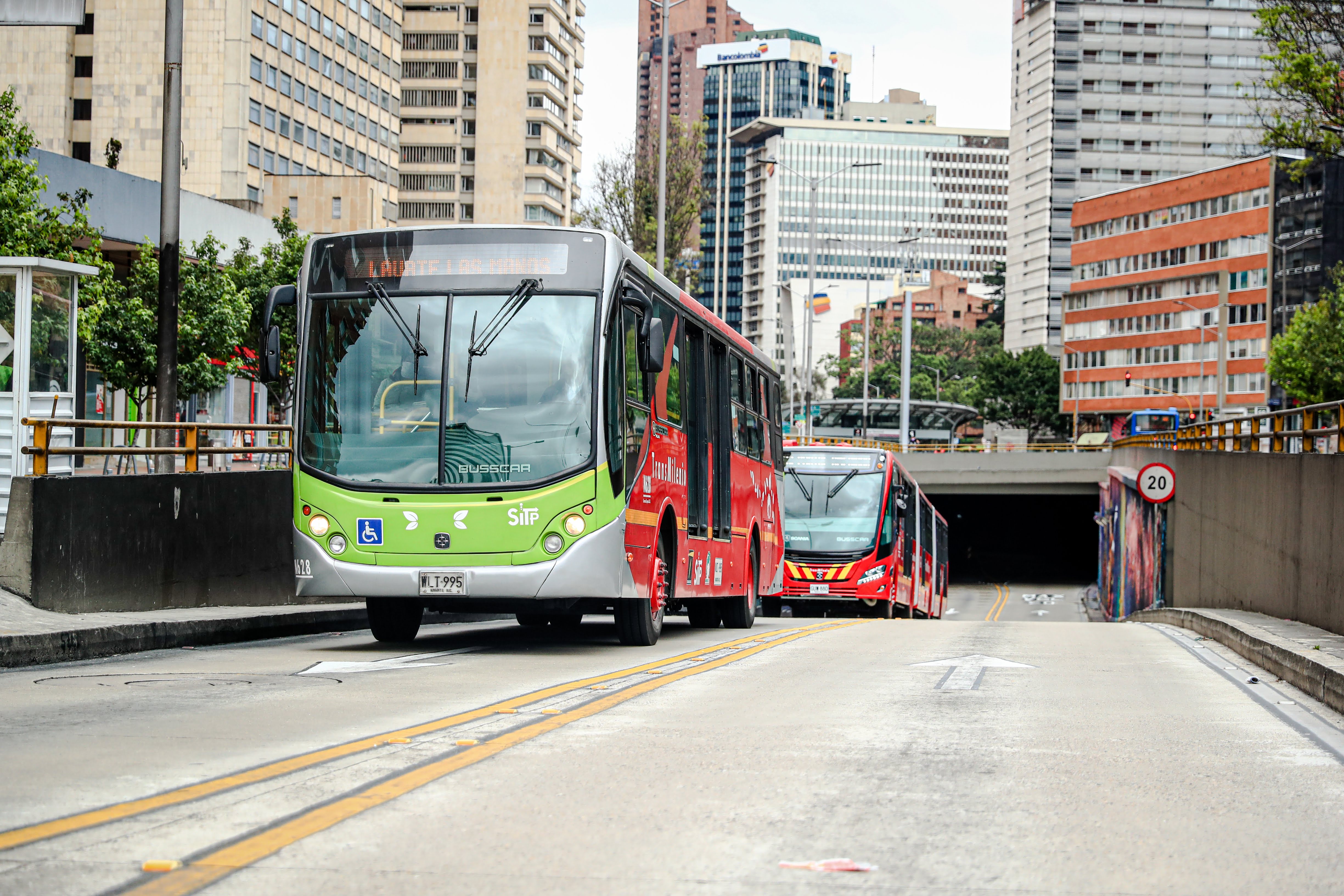 Buses transitando por la vía.