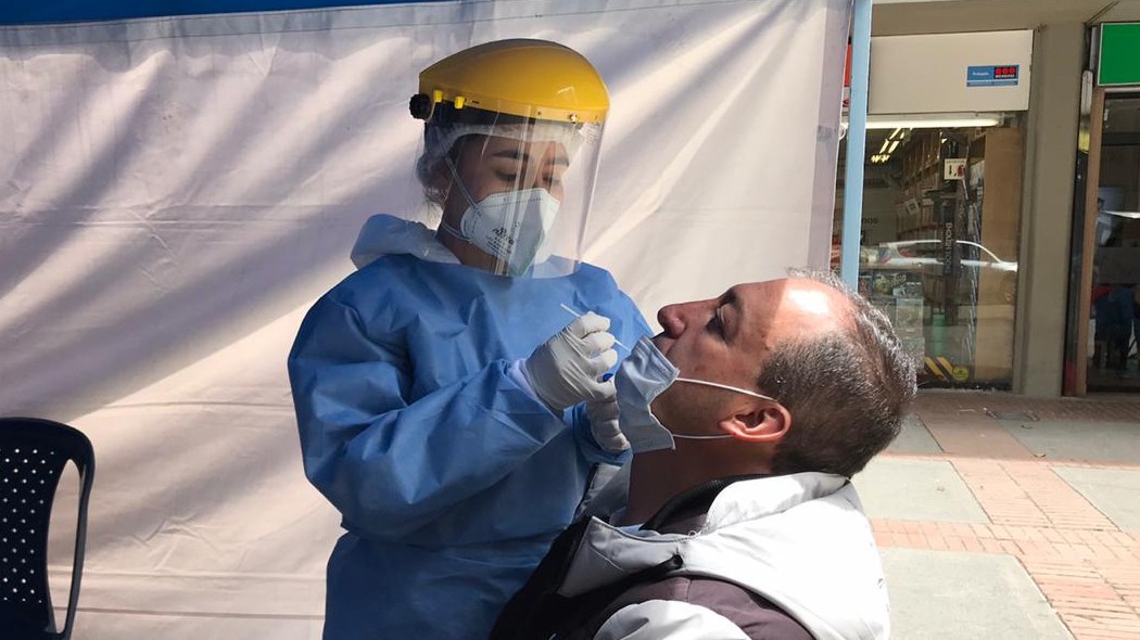 Persona de la Secretaría de Salud sacando una prueba.