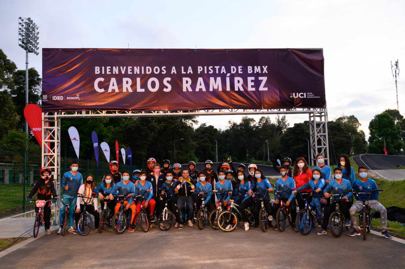 La alcaldesa, Claudia López, junto a deportistas en la pista de BMX que llevará el nombre del bicicrosista Carlos Ramírez, integrante del Equipo Bogotá. Foto: Alcaldía.