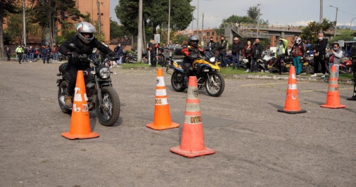 Participa De Los Cursos Teórico Prácticos De Conducción En Moto 0061