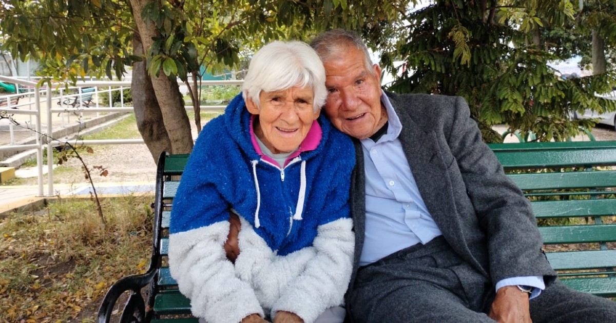 Increíble historia de pareja de adultos mayores casados hace 60 años |  