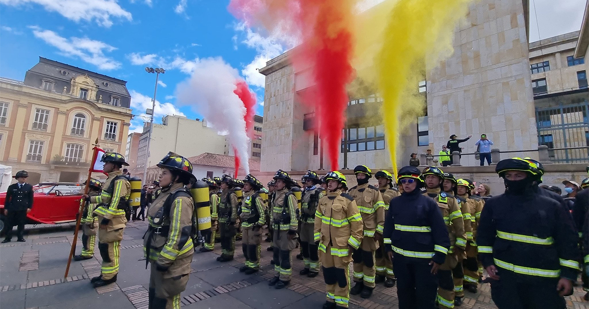  Bomberos Oficiales de Bogotá 129 años salvando la vida de los capitalinos