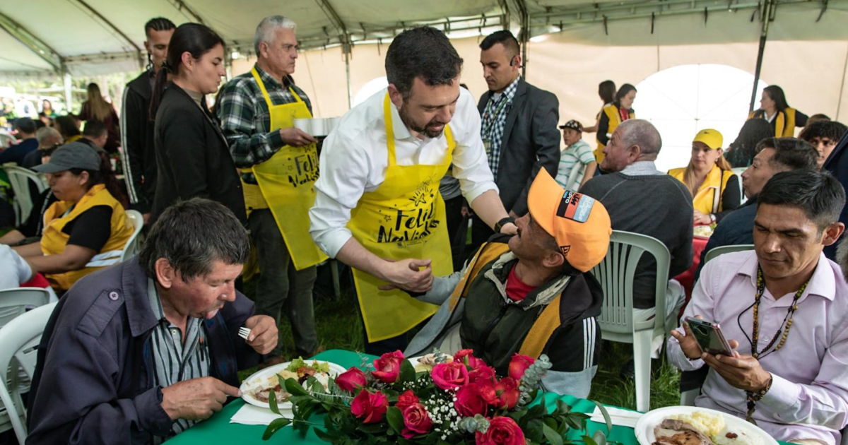 Habitantes de calle en Bogotá almorzaron con el alcalde Galán 