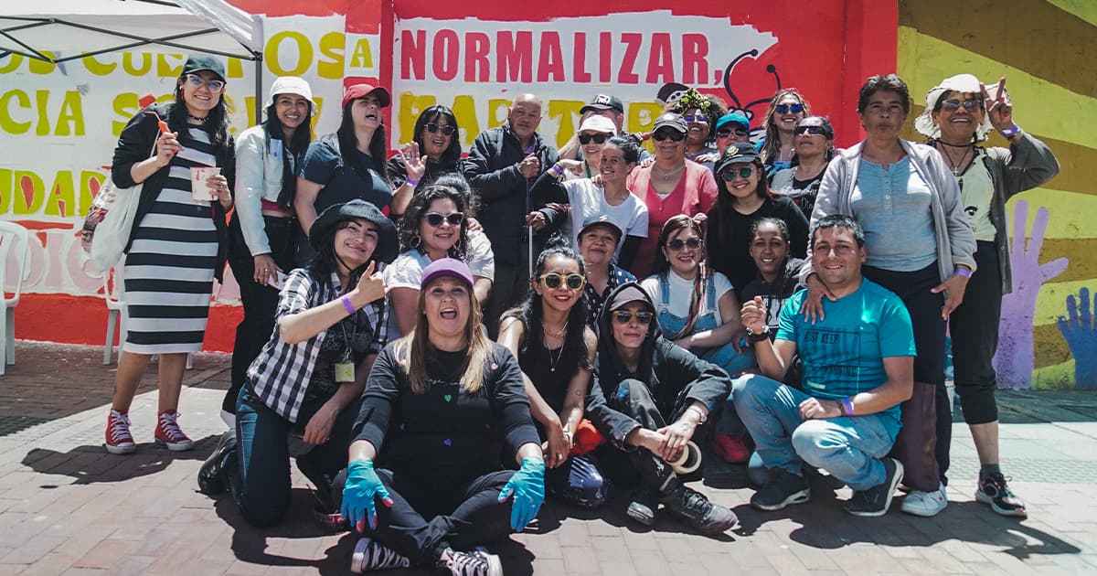 35 mujeres con discapacidad pintaron un mural multisensorial en Bogotá