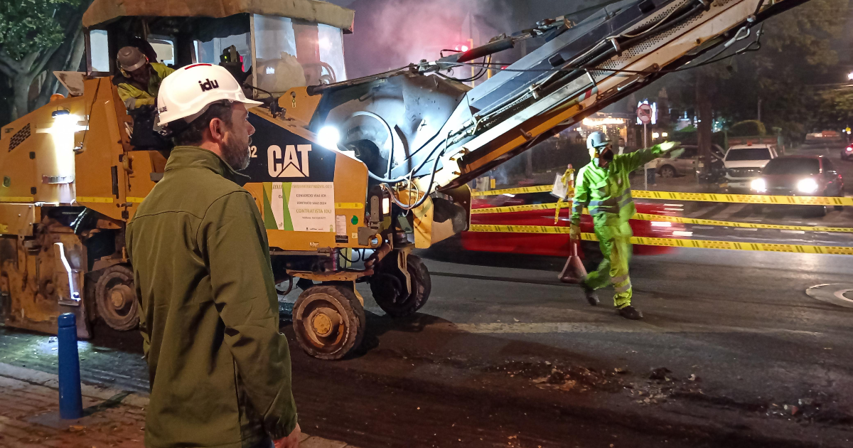 Brigada tapahuecos del IDU en Bogotá trabaja en noches y madrugadas