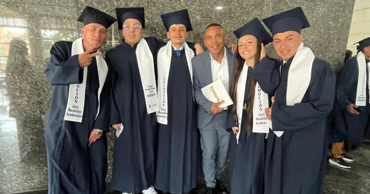 Jóvenes en Bogotá con dificultades se graduaron del colegio 