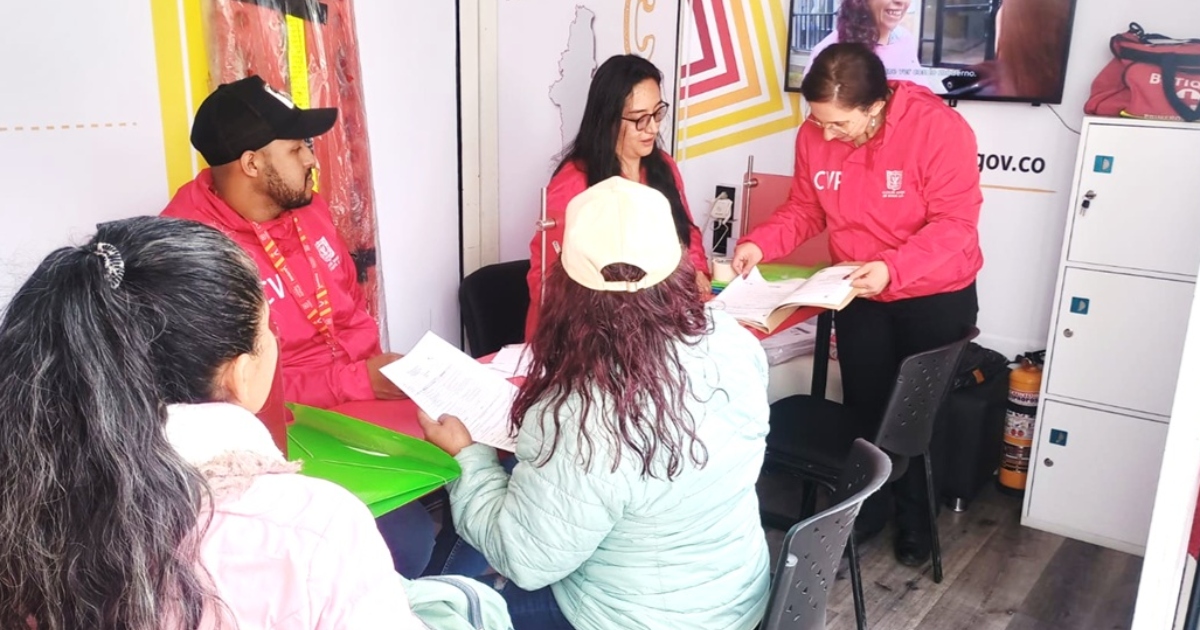 Móvil Caja de Vivienda llega con sus servicios al parque Illimaní