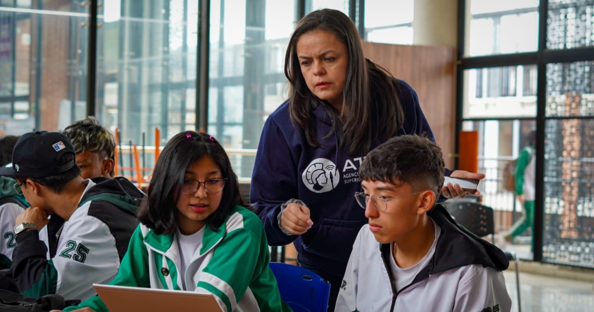 Qué es la Academia Atenea de Bogotá que ofrece cursos gratuitos 2025