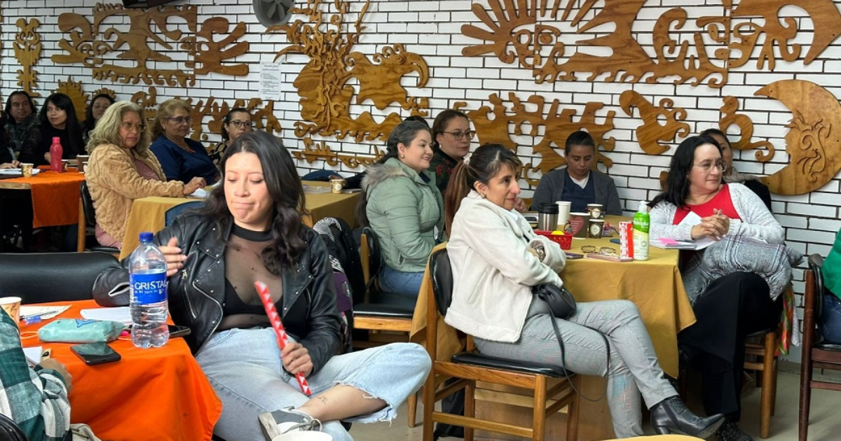 Imagen de un grupo de personas en una reunión