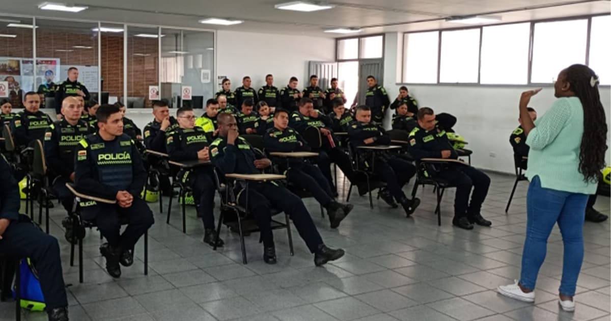 150 policías en Bogotá recibiendo una sensibilización sobre grupos étnicos 