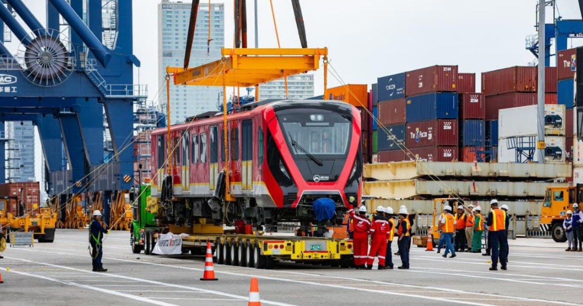 Descargue tren del Metro hasta la cama baja donde es transportado