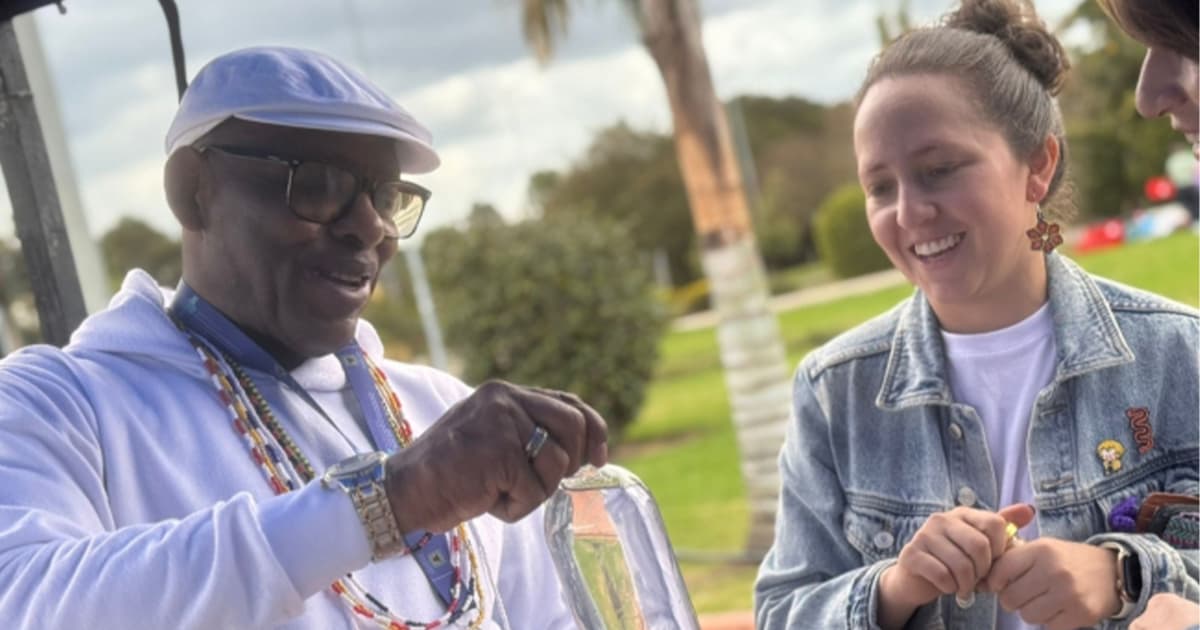 Dos personas compartiendo en la Virgilio Barco y hablando sobre Proyecta Local 