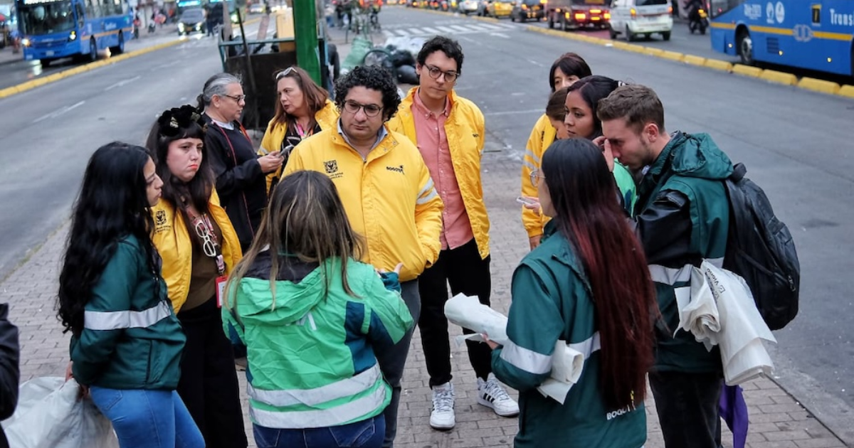 Imagen del secretario de Integración Social junto con otros funcionarios del Distrito en la Carrera décima.