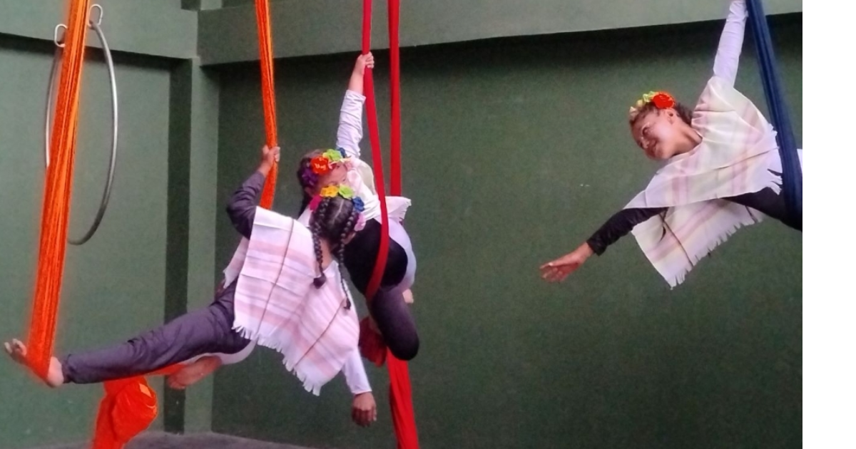 Imagen de dos artistas de circo haciendo malabares. 