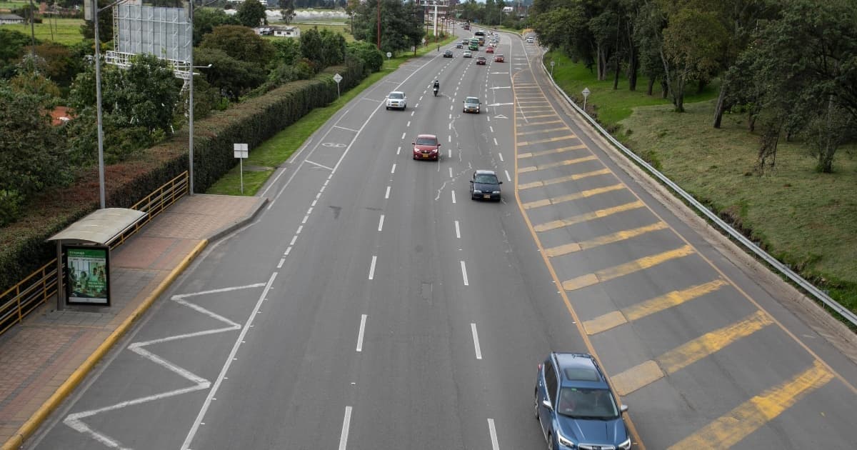 Foto de carros en vías de Bogotá