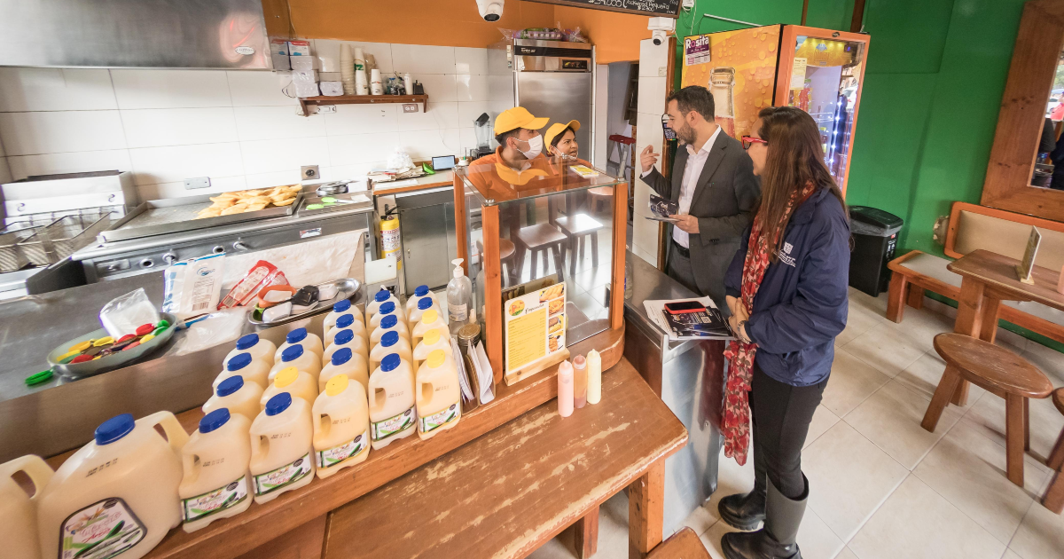 Imagen del alcalde Carlos Fernando Galán en un comercio de barrio