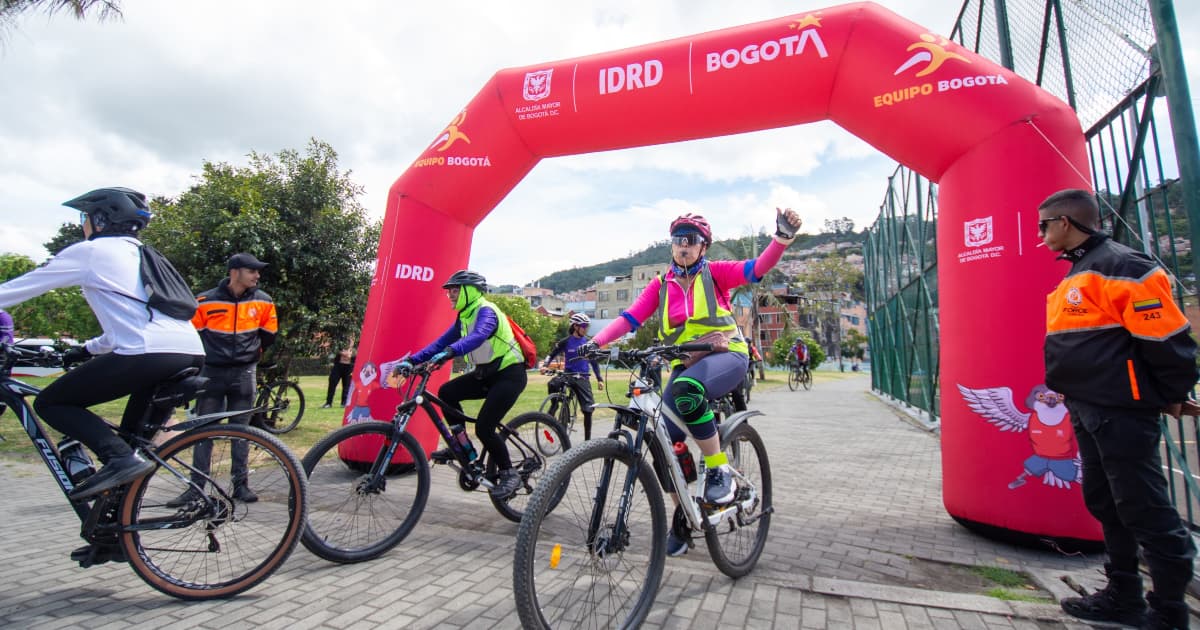 Una mujer en bicicleta en el marco de Semana de la Bicicleta 2025