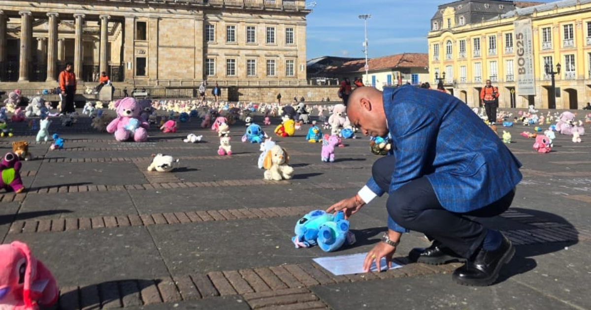 Imagen del Director del IDIPRON poniendo un peluche en la Plaza de Bolívar
