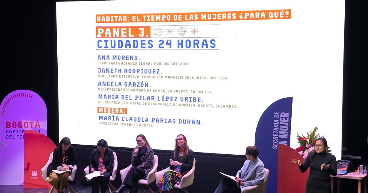 Imagen en el Foro El Tiempo de las Mujeres; tercer panel Ciudades 24 horas. 