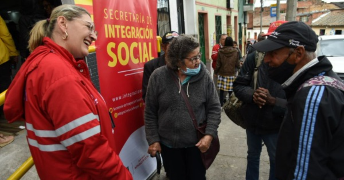 Imagen de personas entrando al nuevo comedor comunitario del barrio Las Cruces.