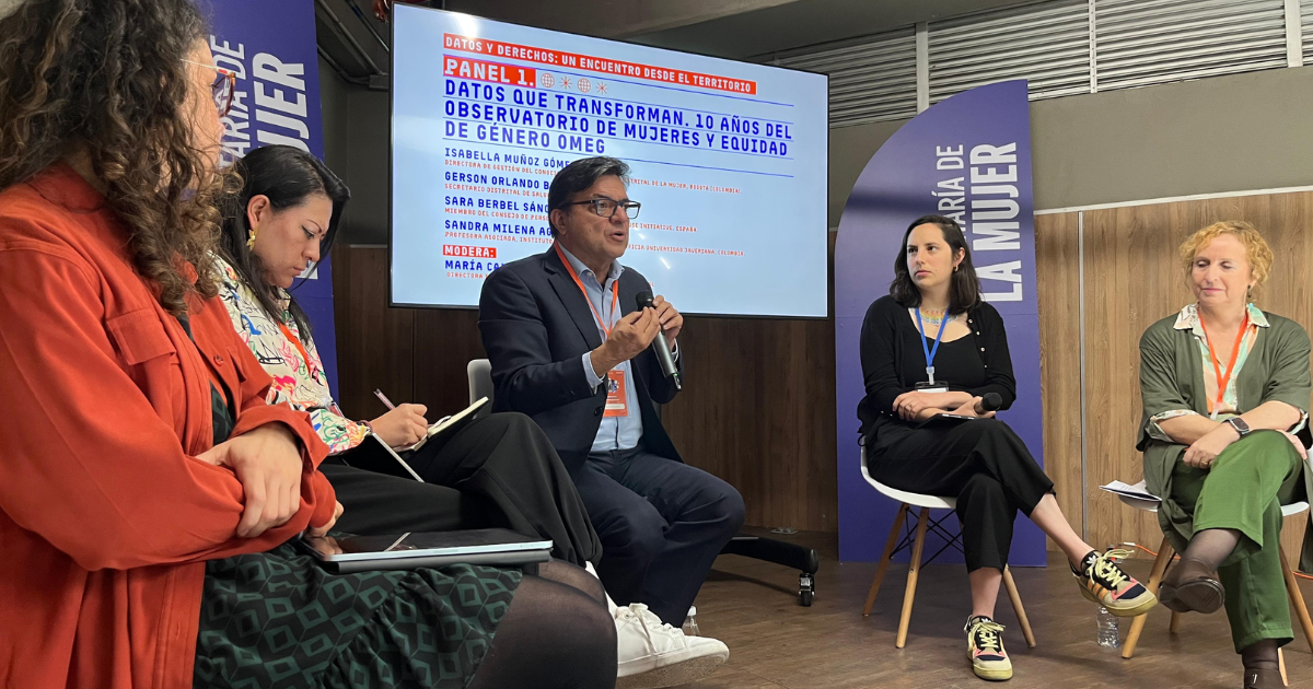 Fotografía del secretario de Salud en el Foro Internacional El Tiempo de las Mujeres