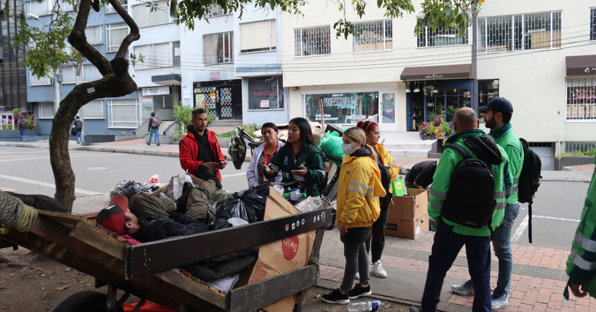 Imagen de funcionarios del distrito hablando con habitantes de calle
