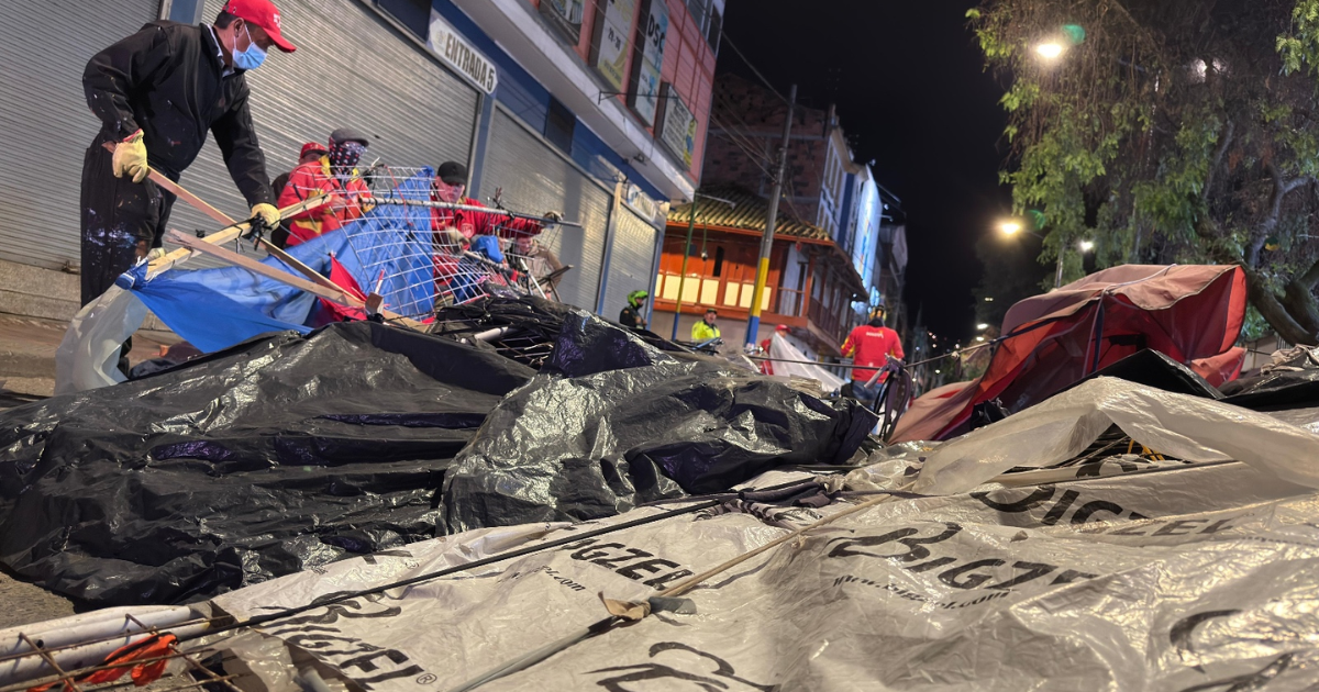 Fotografía de operarios levantando basura en Bogotá 