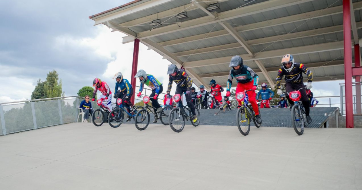 Imagen de salida de los bicicrosistas desde el partidor.