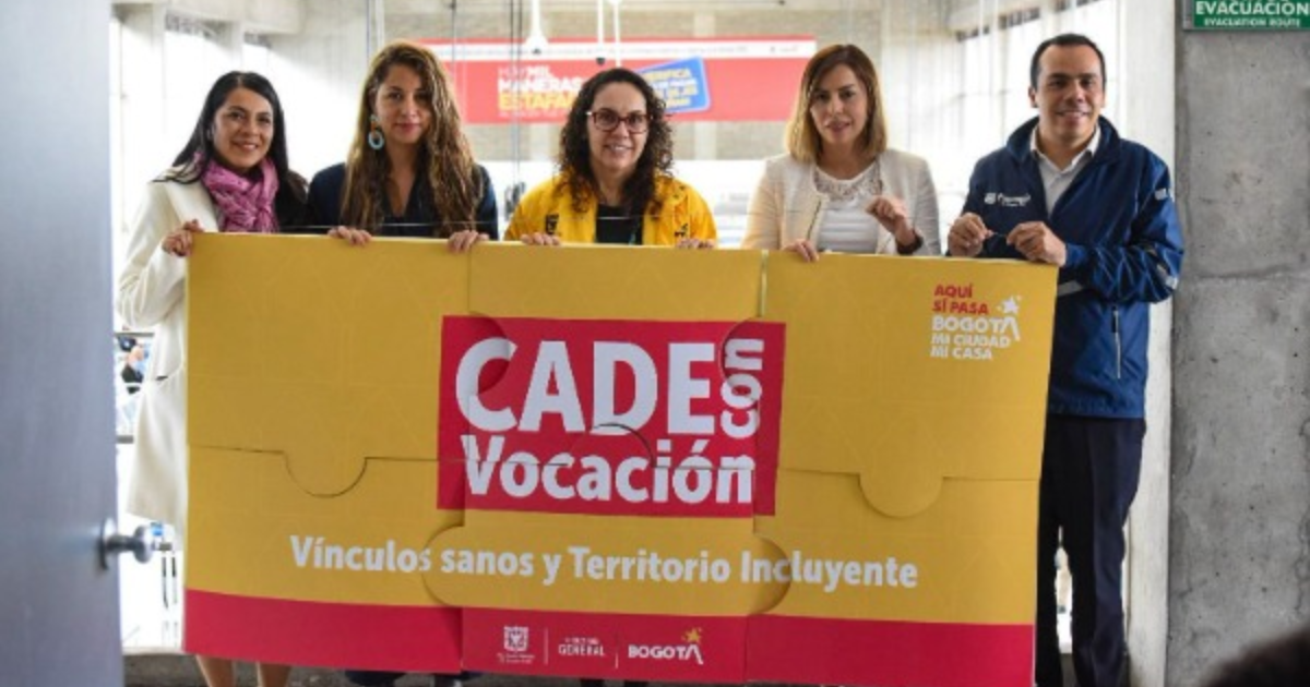 Imagen de funcionarios invitando a la gente a hacer parte de la estrategia CADE con Vocación.