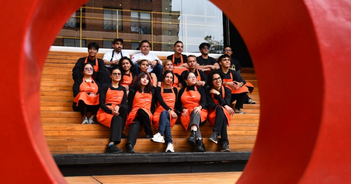 Imagen de estudiantes de la Academia Ñam sentados.