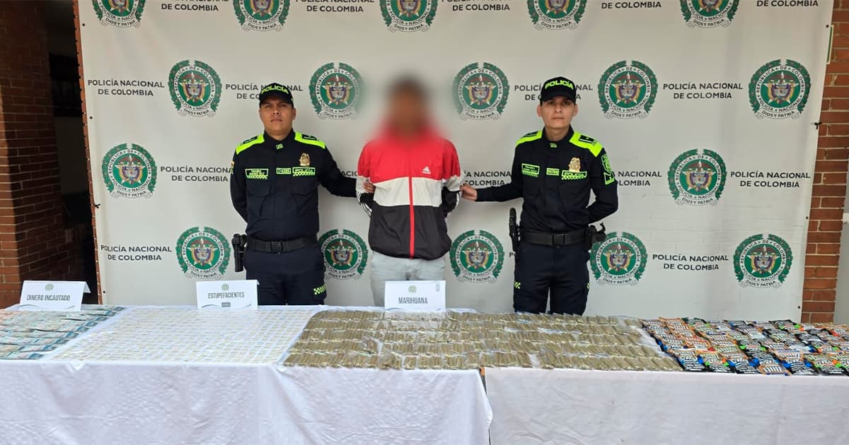 En la foto el detenido por microtráfico en la localidad de Rafael Uribe Uribe y dos policías