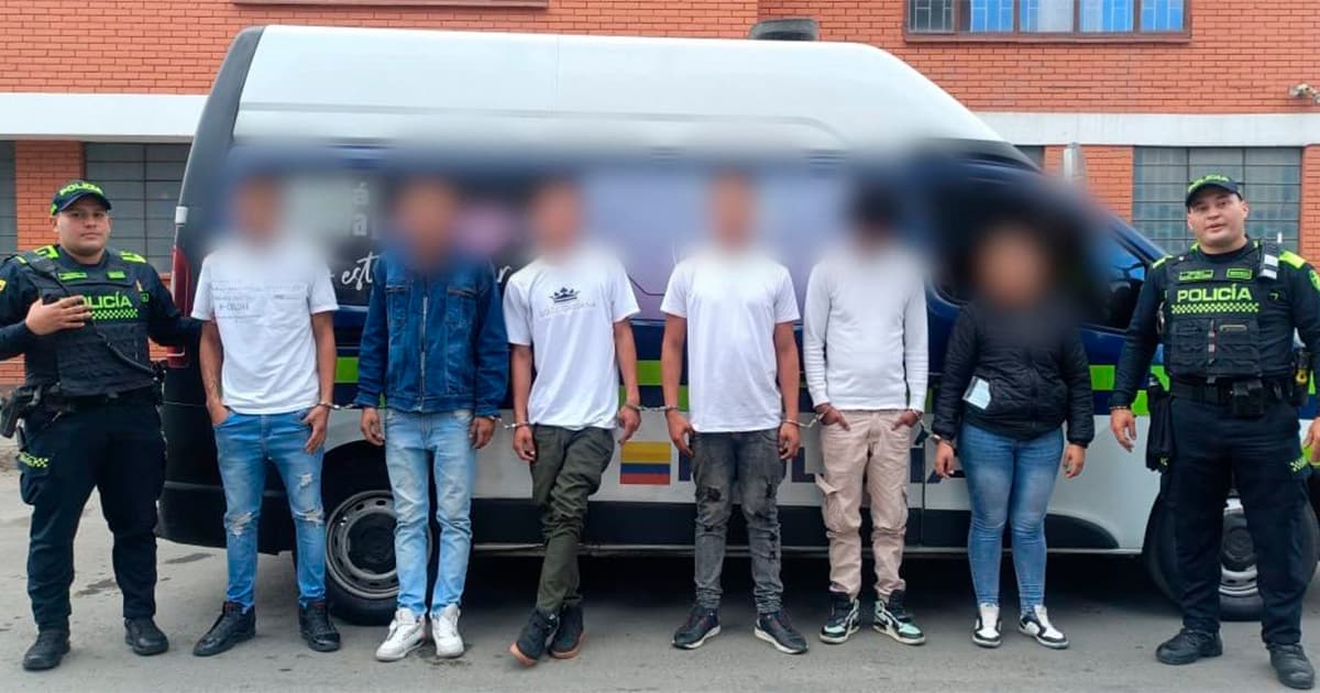 Detenidos seis hombres por hurtar a ciudadano en TransMilenio en Bogotá
