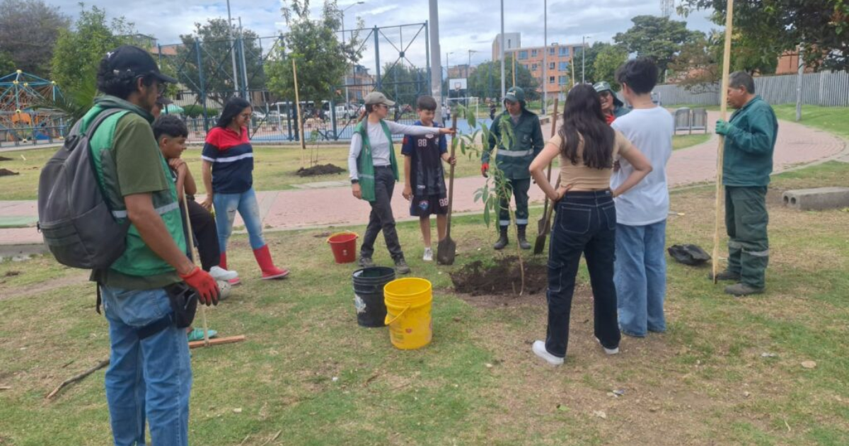 Imagen de funcionarios del Jardín Botánico plantando árboles. 
