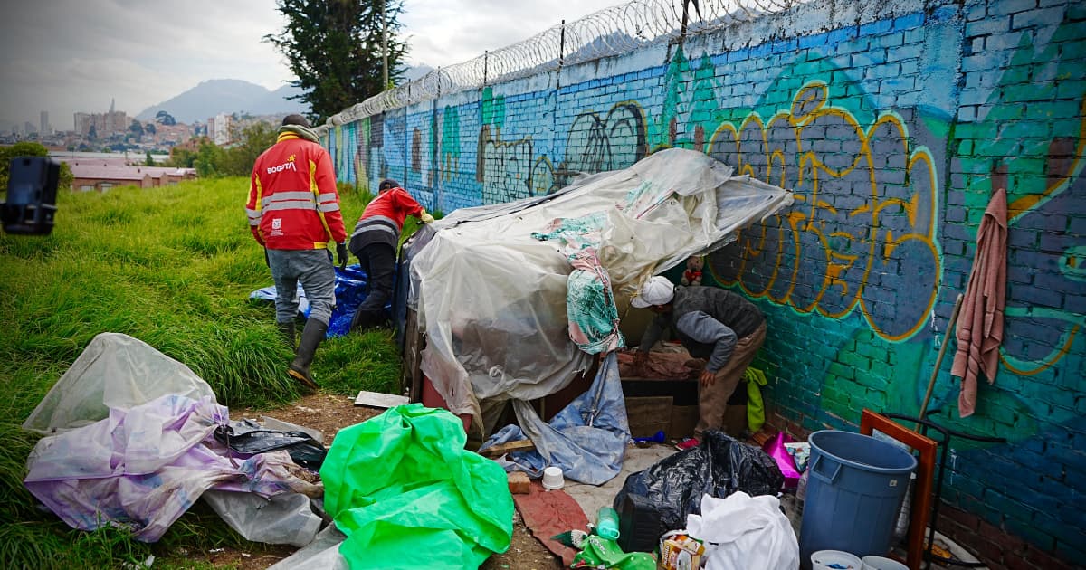 Imagen de un operativo de funcionarios públicos retirando cambuches en el espacio público