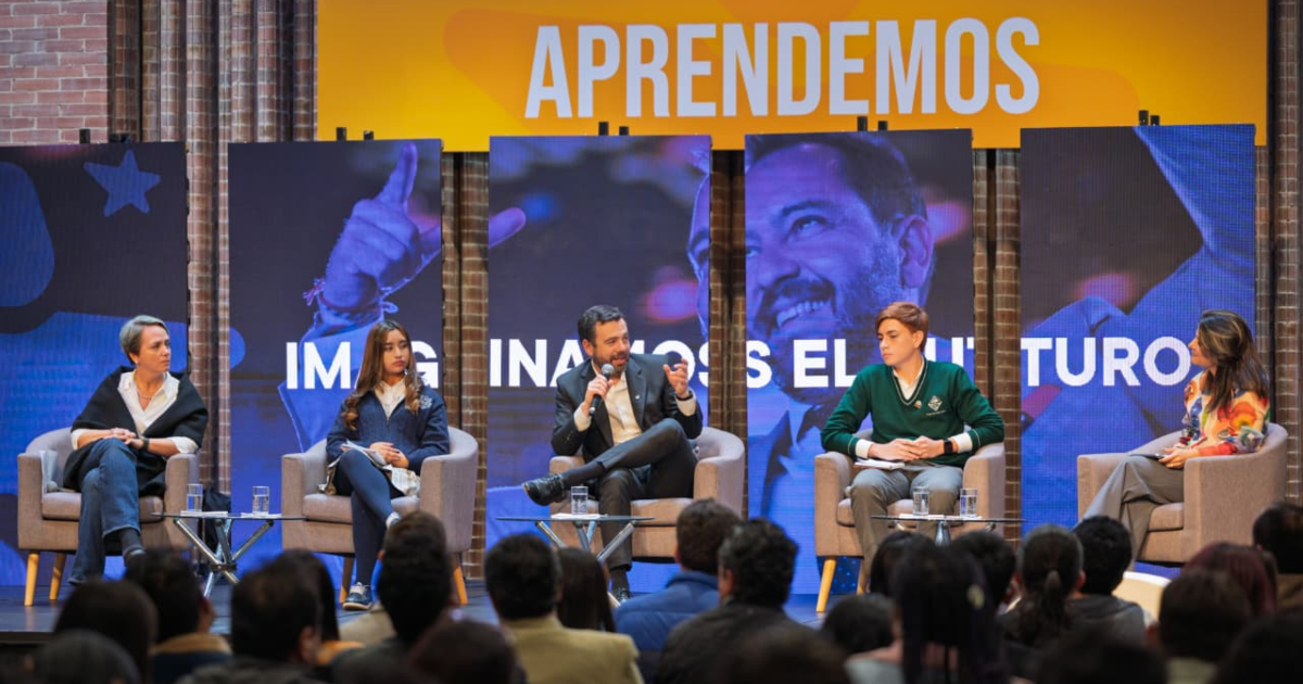 Alcalde Carlos Fernando Galán hablando en el Foro Educativo.