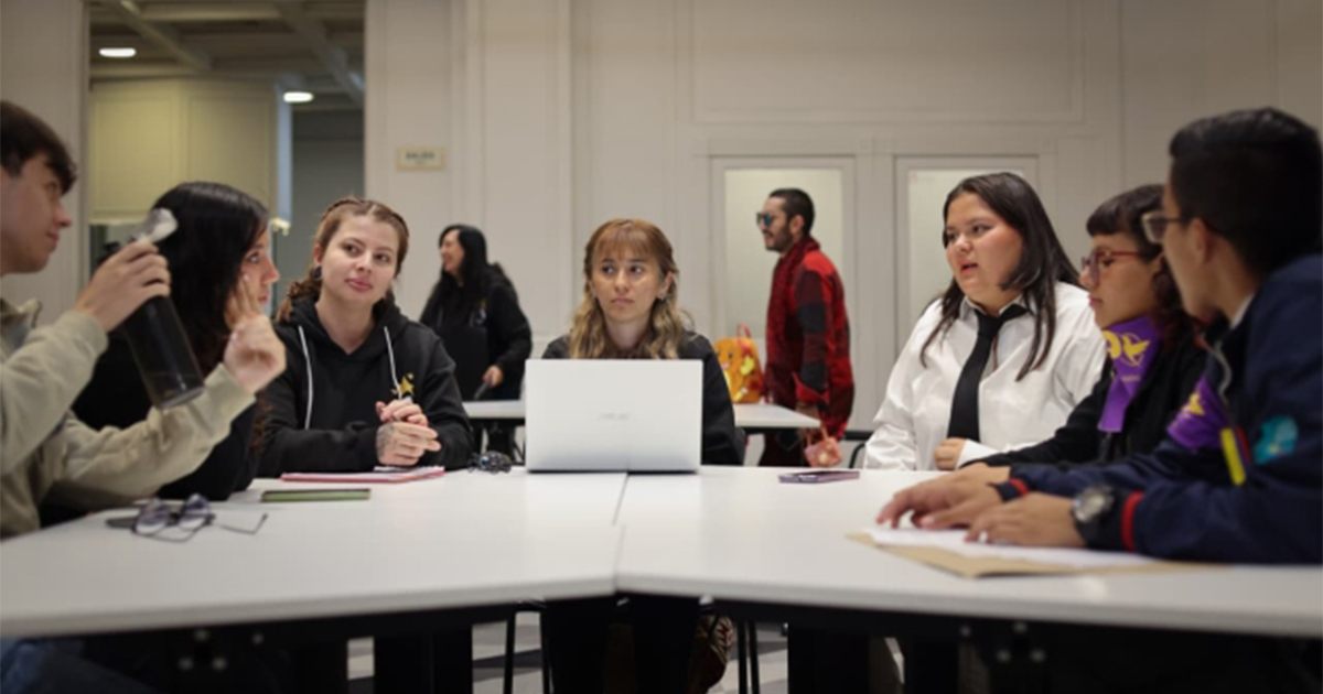 Foto: En la foto jóvenes reunidos en una mesa de diálogo 