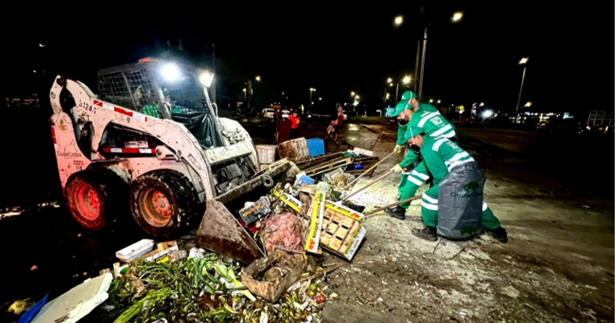 Foto de una persona del UAESP recogiendo escombros