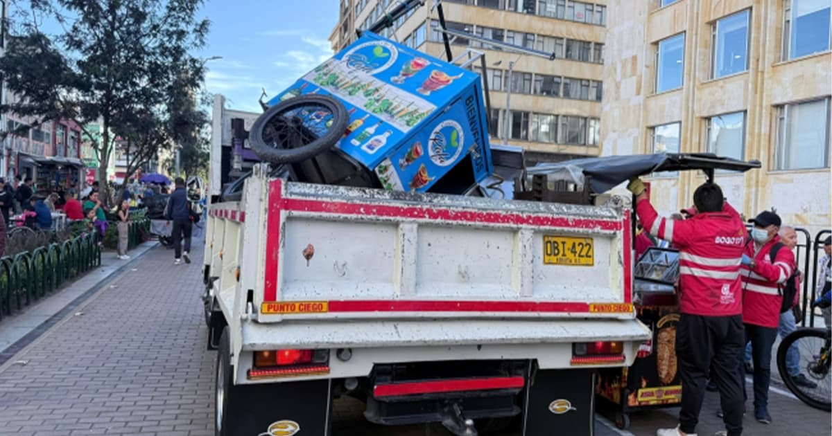 Una volqueta con basura 