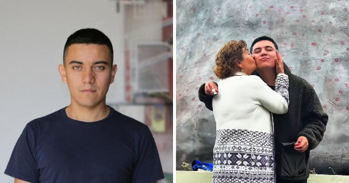 Dos fotos una con la foto del artista Iván Argoe y otra con la exposición de fondo donde una mujer mayor besa en el cachete a un joven