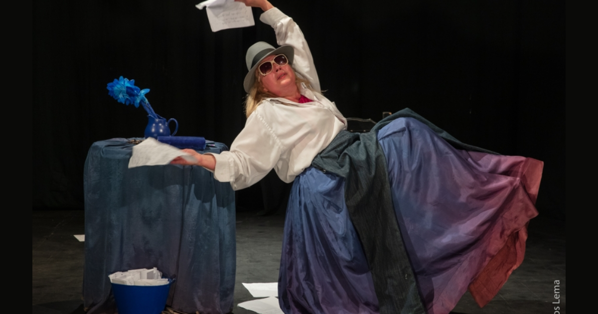 Imagen de la actiz cubano-colombiana Mérida Urquía personificando a Flora protagonista de esta obra.