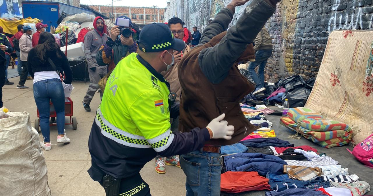 Fotografía de un Policia realizando requisas. 