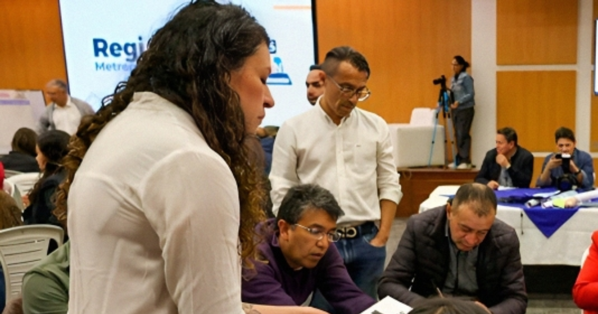 Imagen de personas participando de un diálogo en un recinto cerrado.