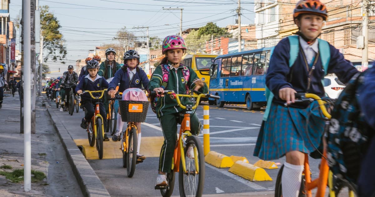 Niñas y niños montando bicicleta
