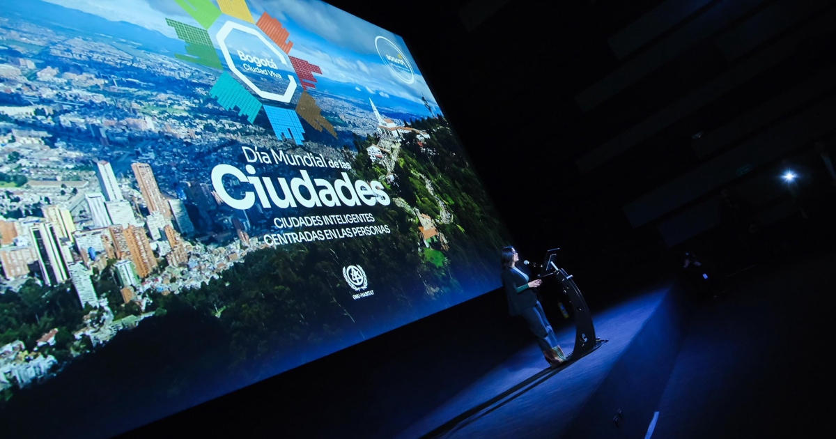 Foto con el logo del Día Mundial de las Ciudades 2025