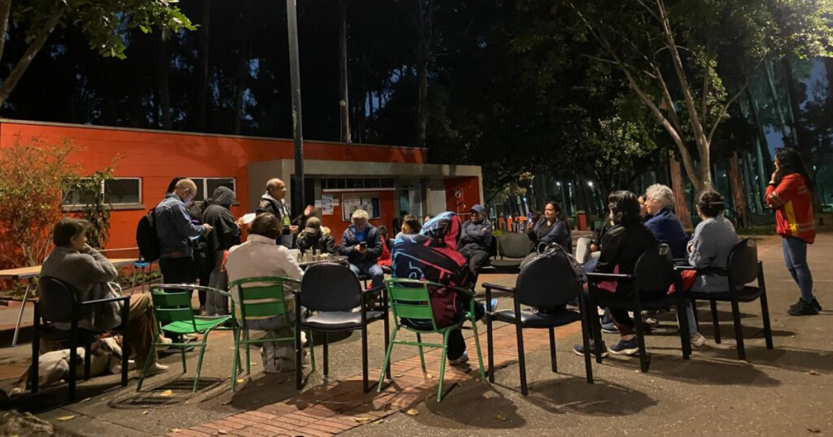 Imagen de tertulia en el bosque urbano de San Carlos al sur de Bogotá