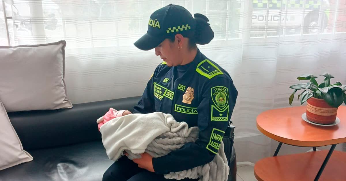 Imagen de una mujer policía amamantó a una bebé recién nacida en la terminal del Salitre en Bogotá.