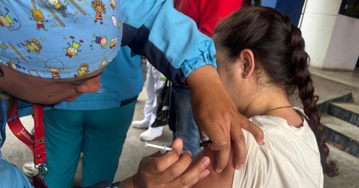 Foto de enfermero de la Secretaría de Salud aplicando una vacuna a ciudadana