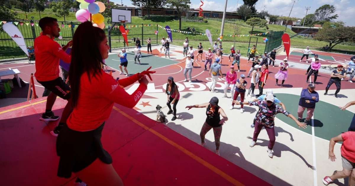 Imagen de instructores dirigiendo actividad física en uno de los parques de Bogotá.